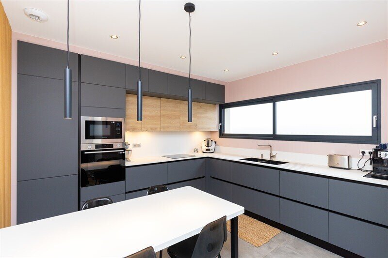 Cuisine fermée de style moderne bois, blanc et gris à Lupcourt 01-1