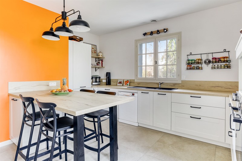 Cuisine fermée de style campagne bois, blanc avec mur orange flash à Montlouis-sur-Loire 01-1