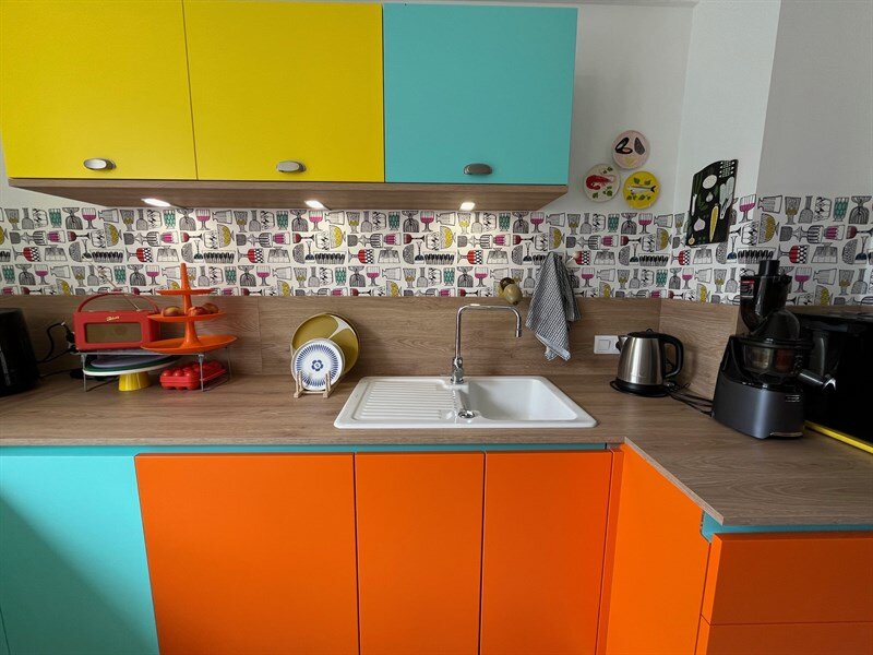 Cuisine colorée jaune, orange et bleu au Havre 04