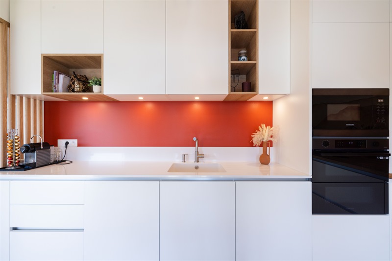 Cuisine moderne bois et blanche avec murs orange 02