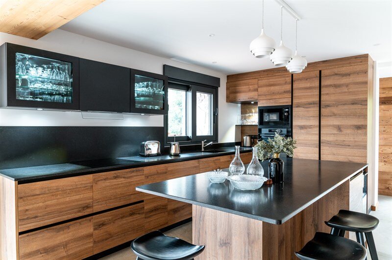 Cuisine ouverte de style contemporain bois à Morzine 01